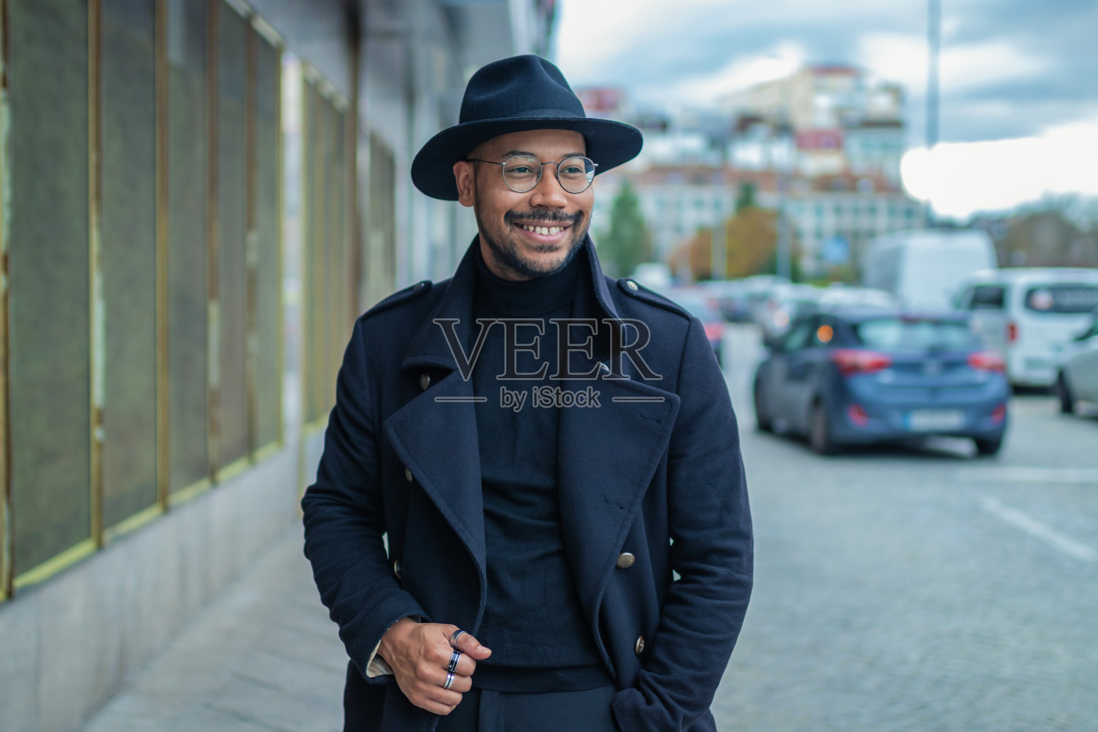 一个拉丁美洲男人走在城市的街道上照片摄影图片