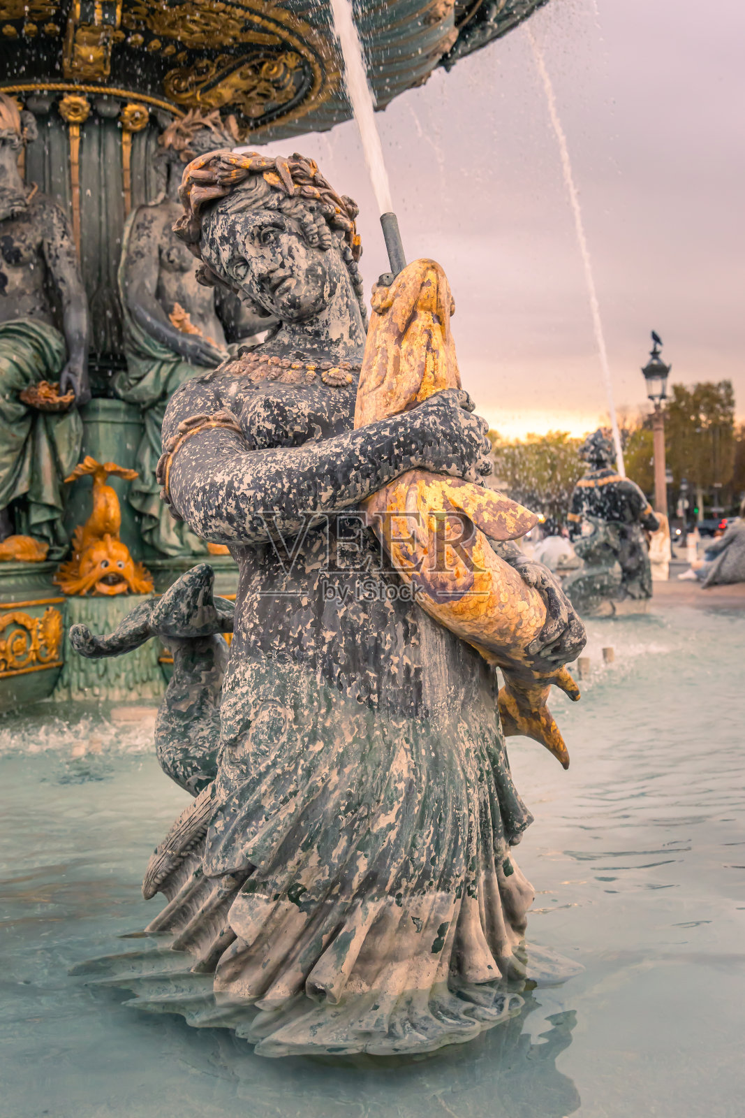 在巴黎协和广场上的一个喷泉上的一个仙女照片摄影图片