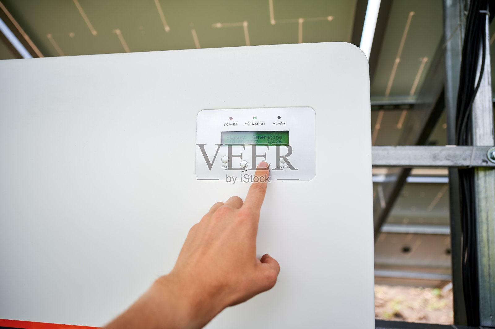 检查逆变器输出电压电平的Pov。照片摄影图片