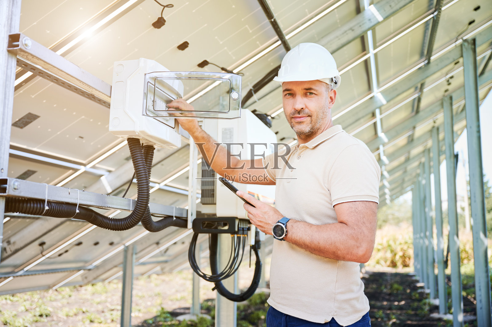 根据指示调整电气配电板。照片摄影图片