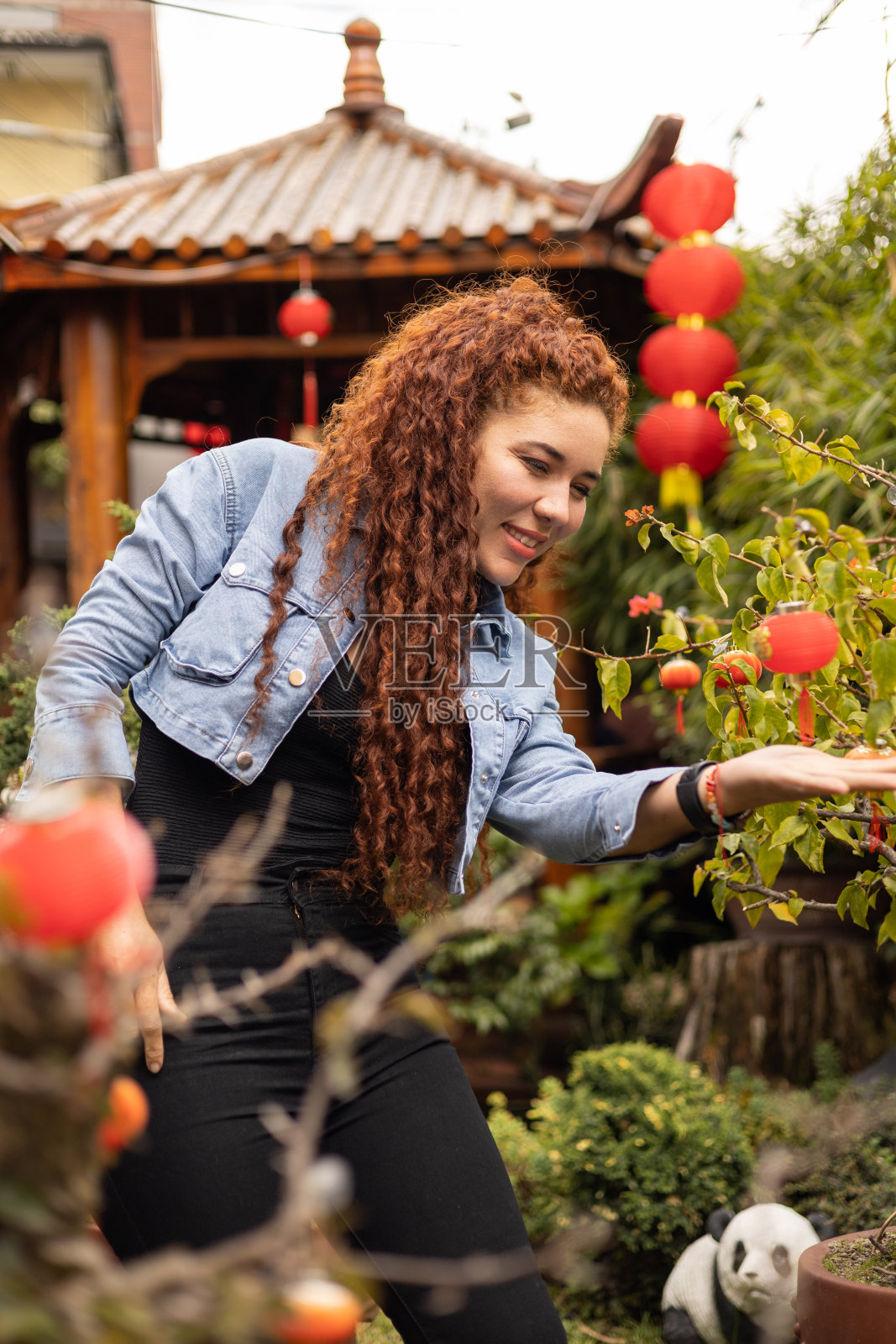 亚洲园林装饰与自然,年轻女子与卷发和自然的美丽照片摄影图片