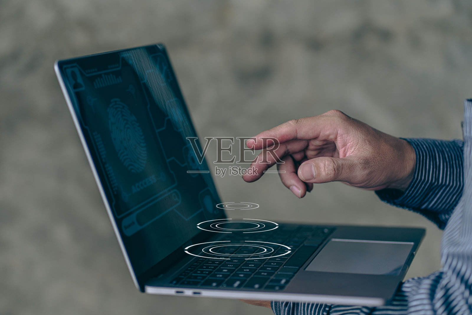 商人手握电脑,用网站触摸着搜索框。搜索引擎优化的数据路由技术工作在线。照片摄影图片