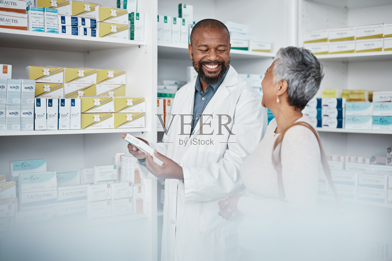 药房,医药和老年妇女咨询药剂师处方。保健、购物和老年女性在商店购买药盒、药片或产品时应咨询医务人员。照片摄影图片