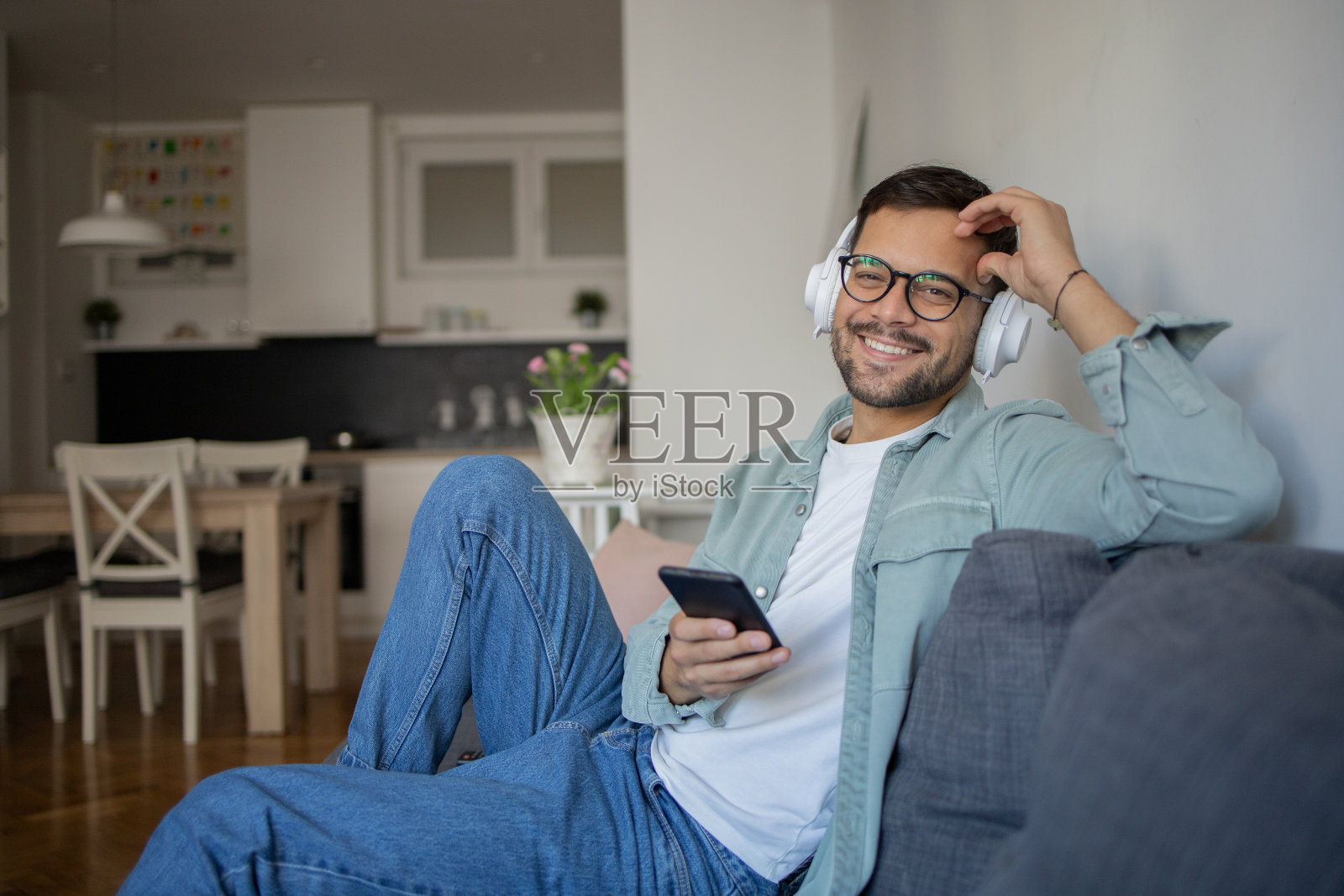 一个兴奋的人享受音乐的肖像照片摄影图片