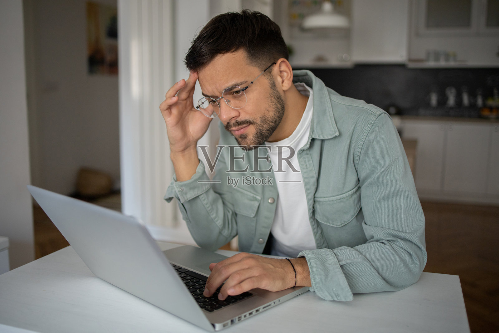 年轻人在家工作照片摄影图片