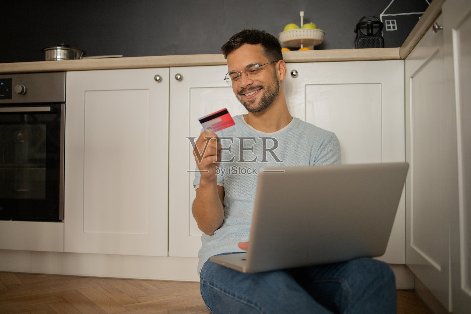 男子在网上购物照片摄影图片