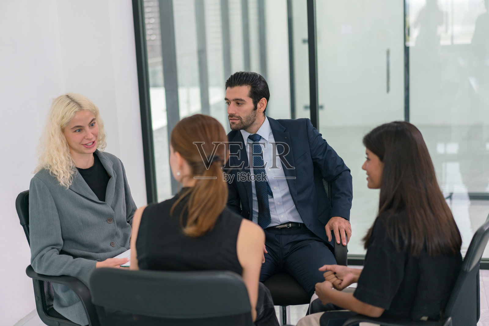 商务会议与开发营销分析的小组合作。商务人士,文件和会议在营销策略,广告或公司统计在办公室。照片摄影图片