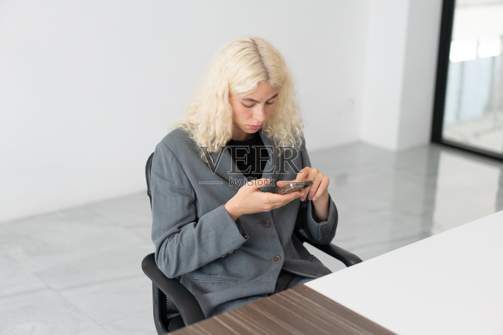 女商人在会议室打电话照片摄影图片