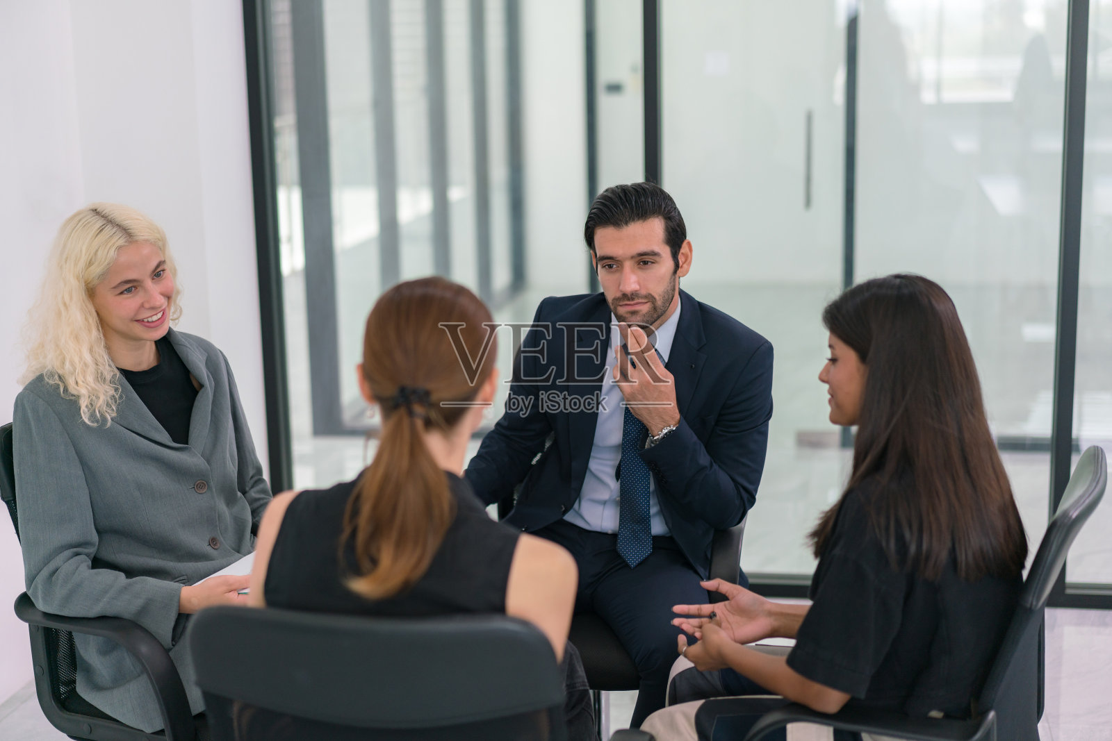 商务会议与开发营销分析的小组合作。商务人士,文件和会议在营销策略,广告或公司统计在办公室。照片摄影图片