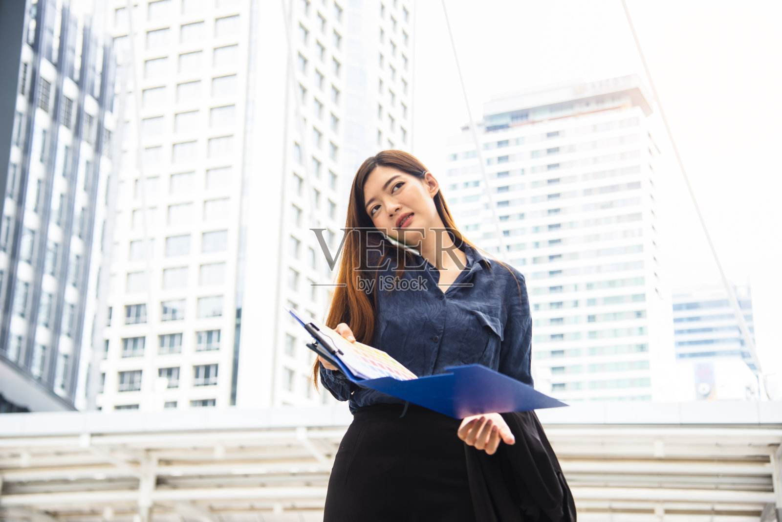 亚洲商业妇女在户外办公大楼的背景。经营理念照片摄影图片