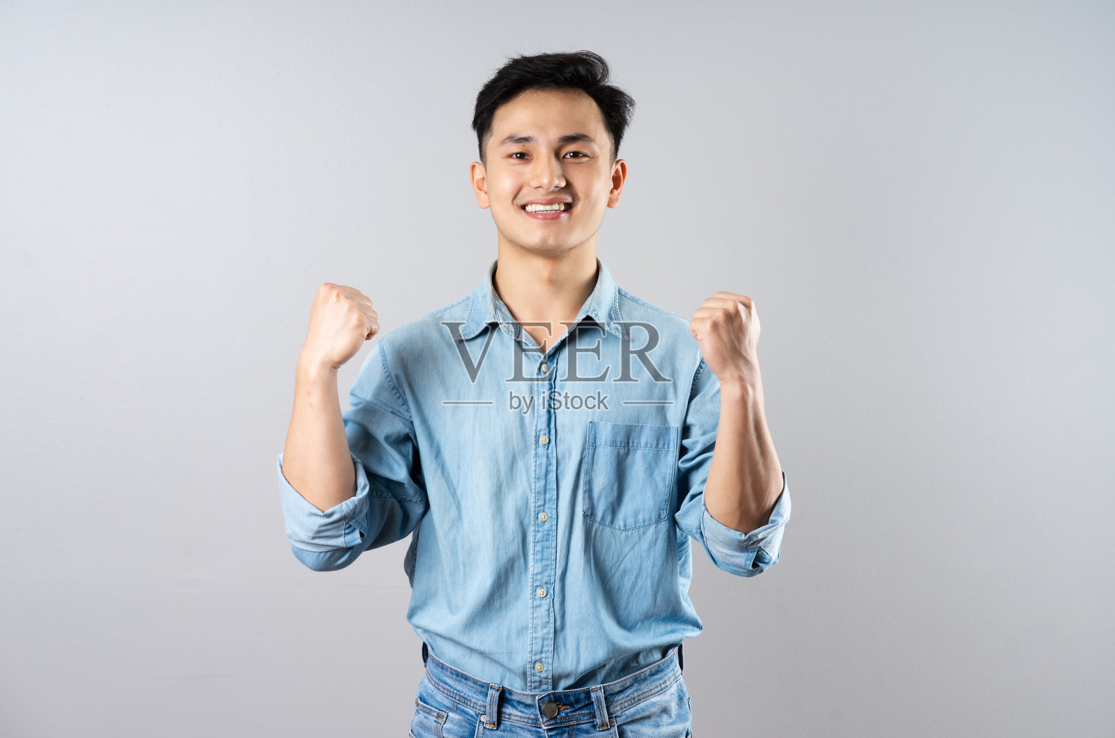 图像的年轻商人男性灰色背景照片摄影图片