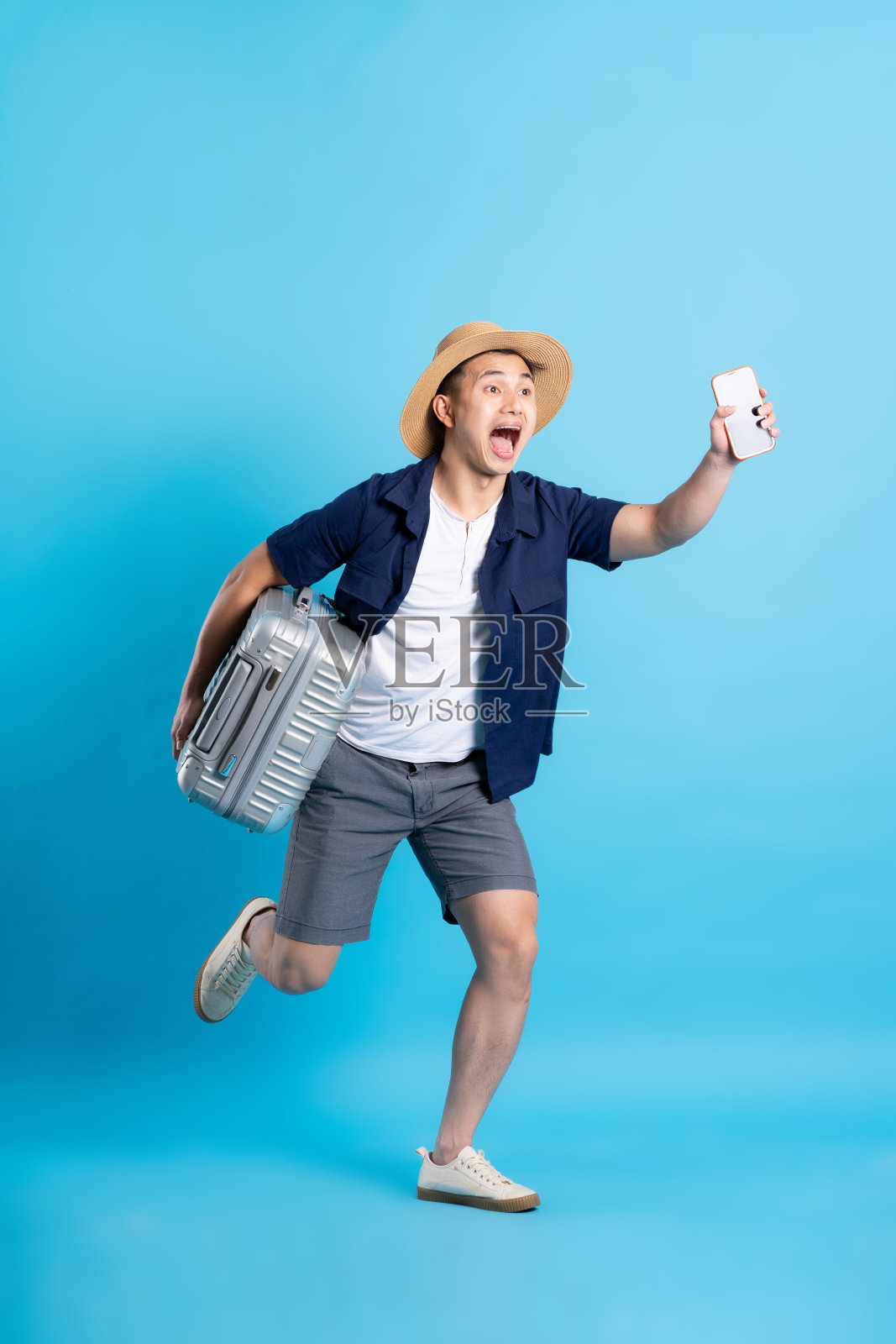 旅行亚洲人的肖像,孤立的蓝色背景照片摄影图片