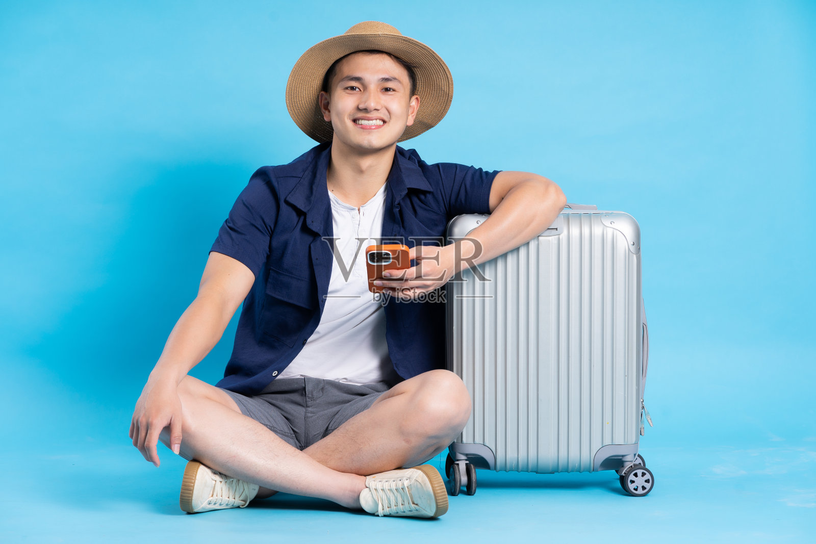 旅行亚洲人的肖像,孤立的蓝色背景照片摄影图片