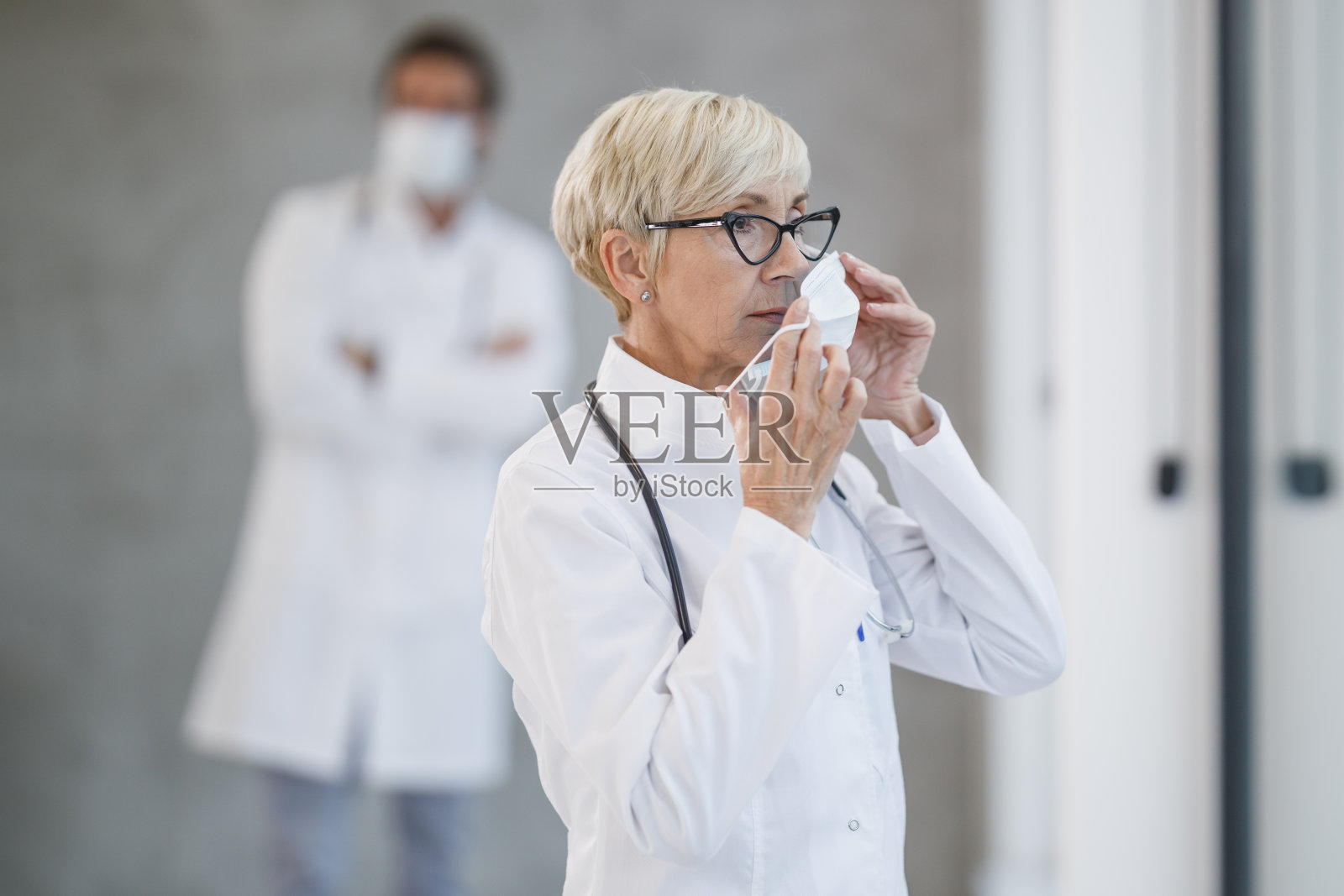 乐于助人照片摄影图片