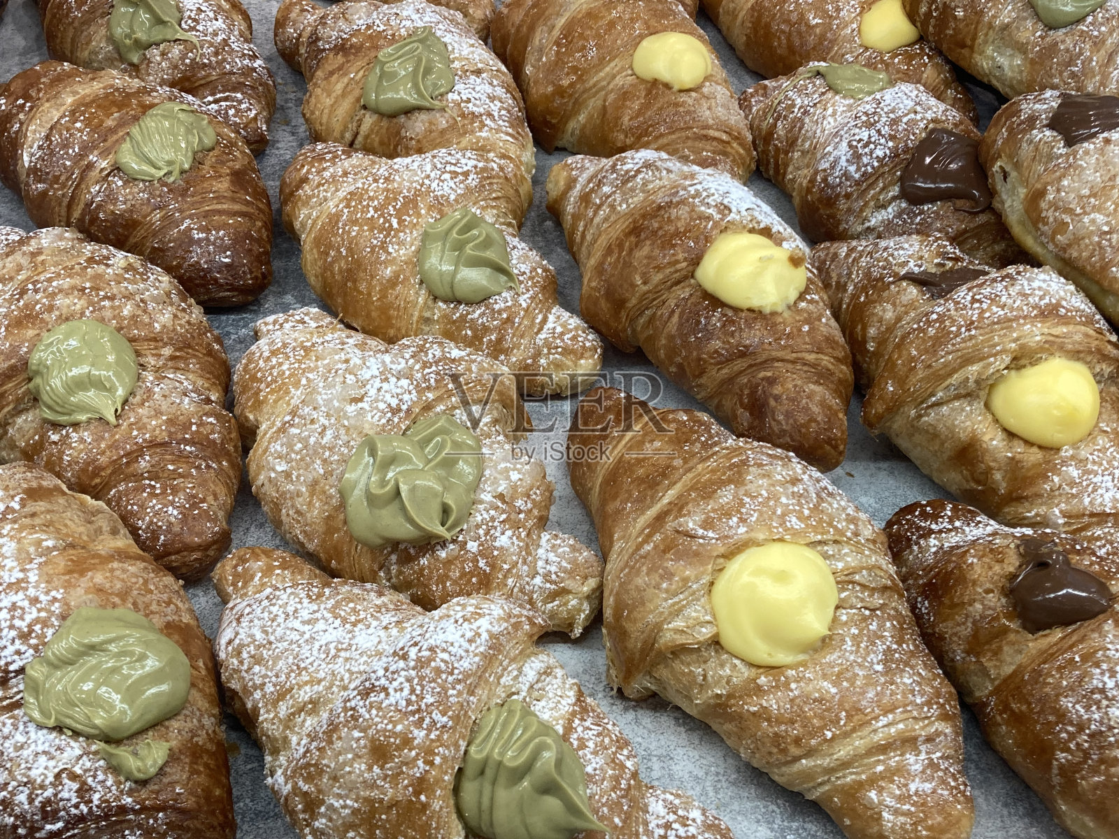 意大利:康内蒂配奶油、巧克力和开心果照片摄影图片