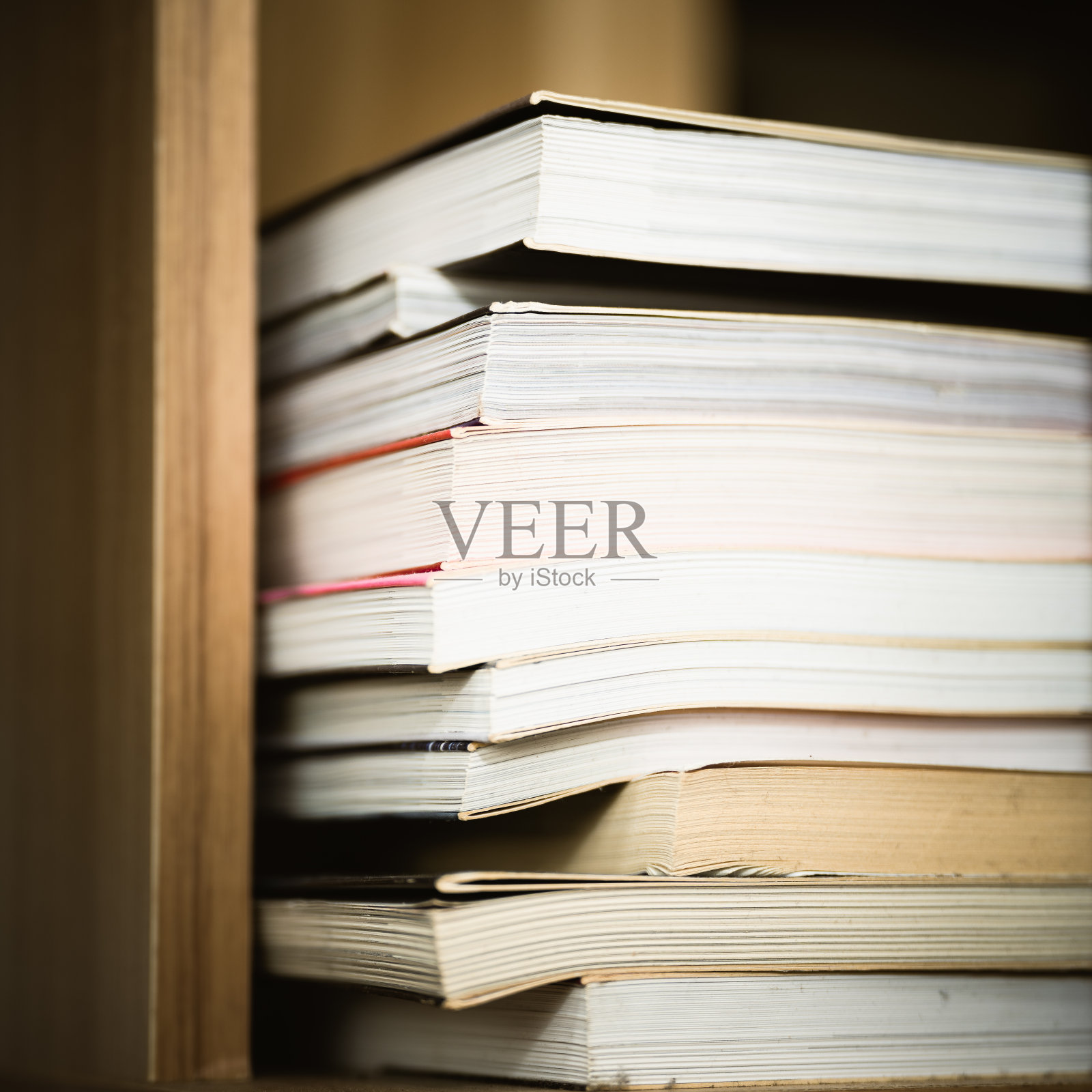 书架上的书照片摄影图片