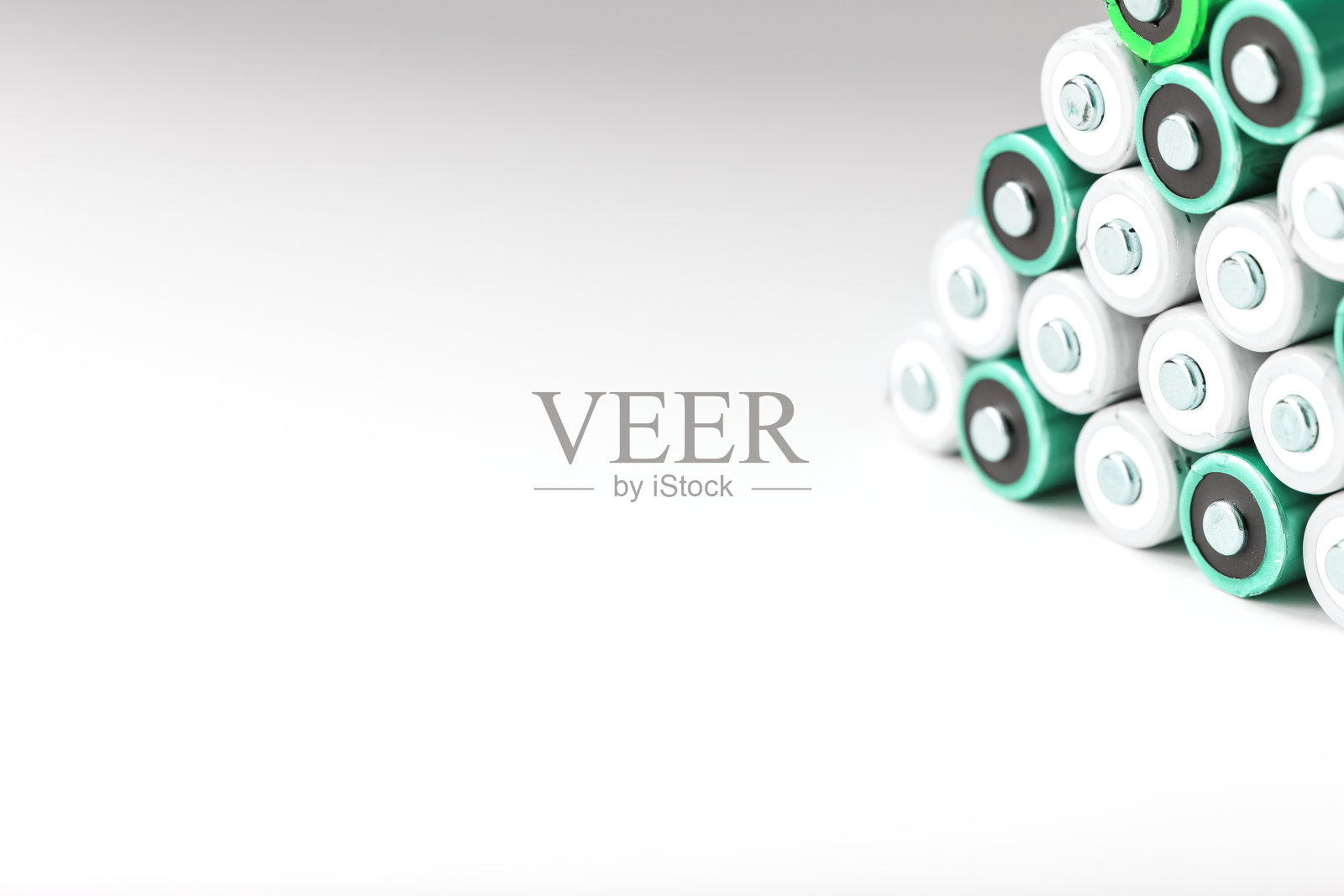 AA电池排在白色背景与自由空间。照片摄影图片