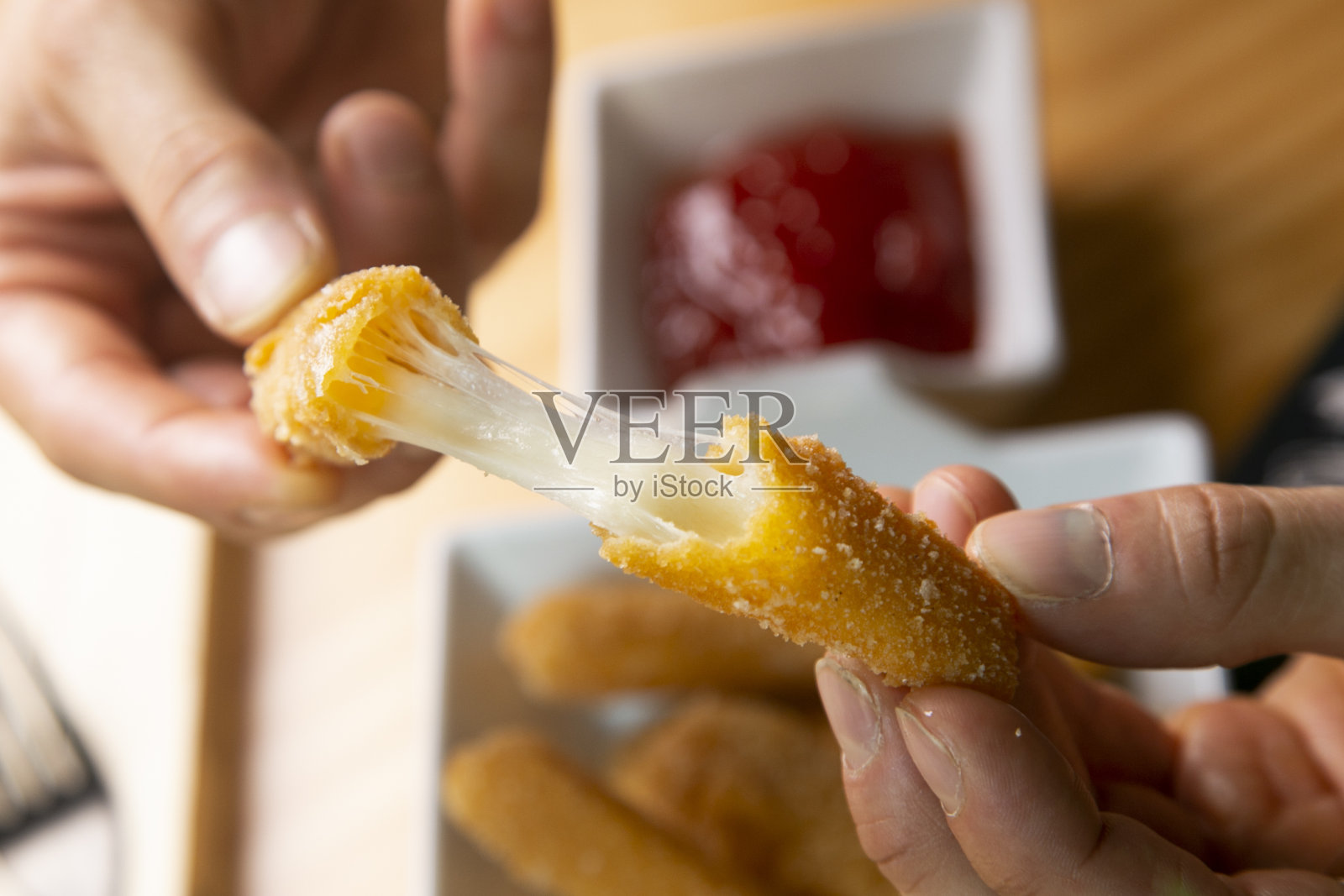 炸马苏里拉奶酪棒配果酱。照片摄影图片