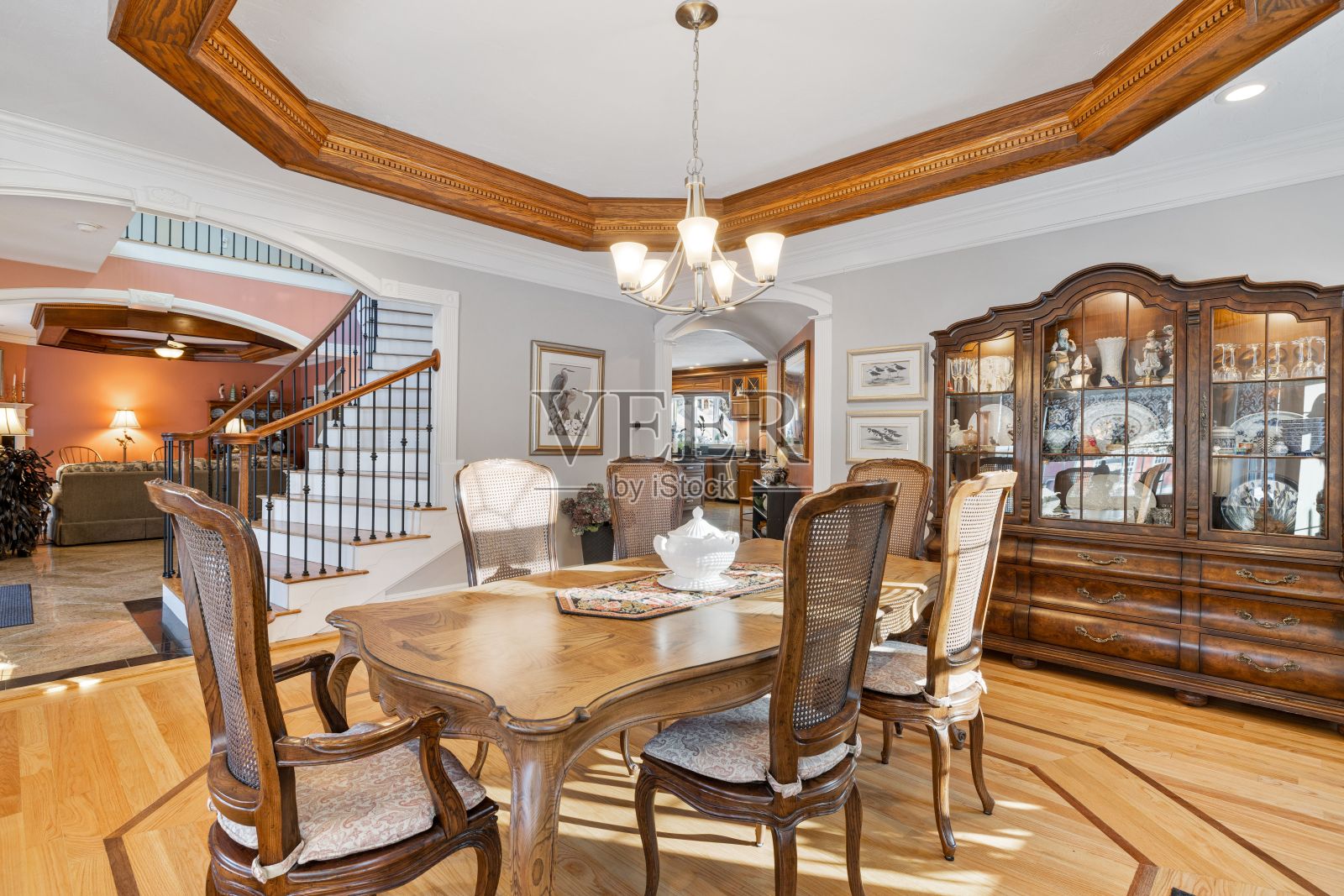 餐厅有华丽的木天花板和硬木地板照片摄影图片