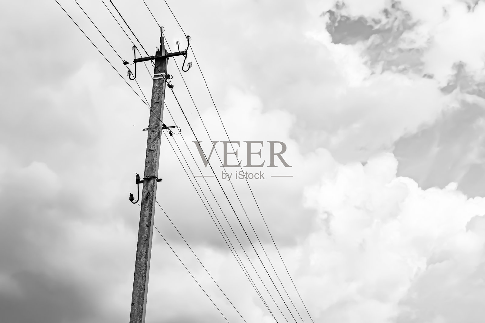 电源电杆与电线在灯光背景上接近照片摄影图片