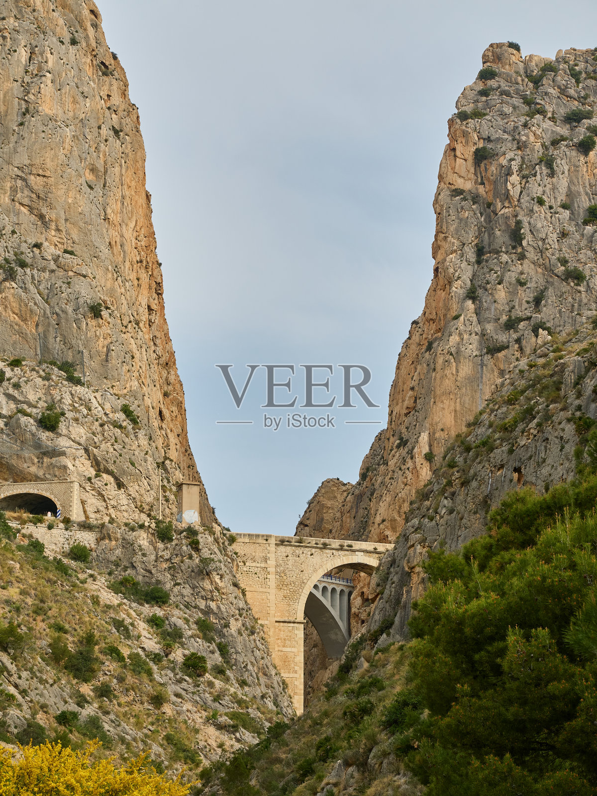 马斯卡拉特峡谷(阿尔特阿),被水雕刻的岩石深渊照片摄影图片