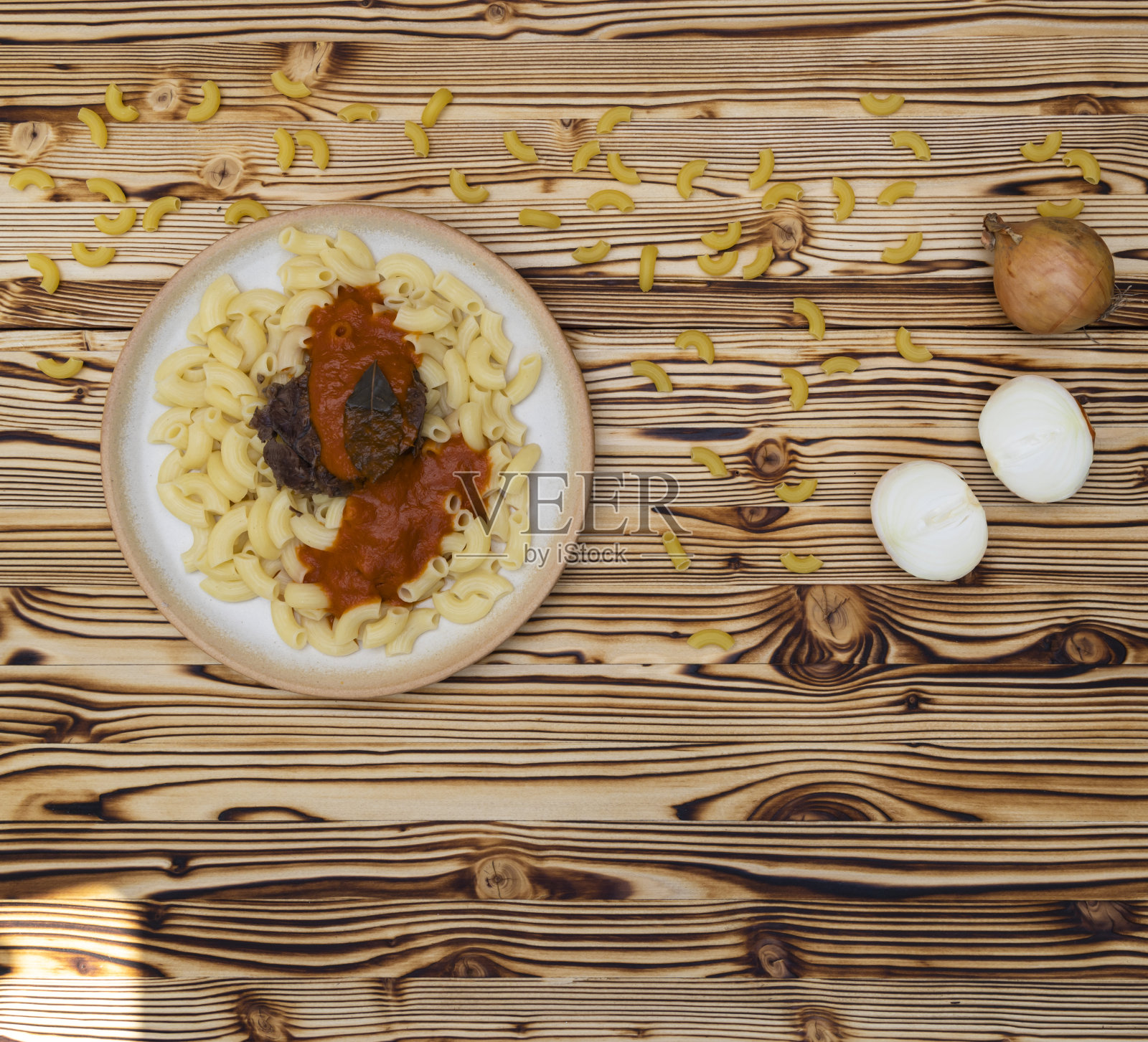 牛肉配番茄酱和意大利面照片摄影图片