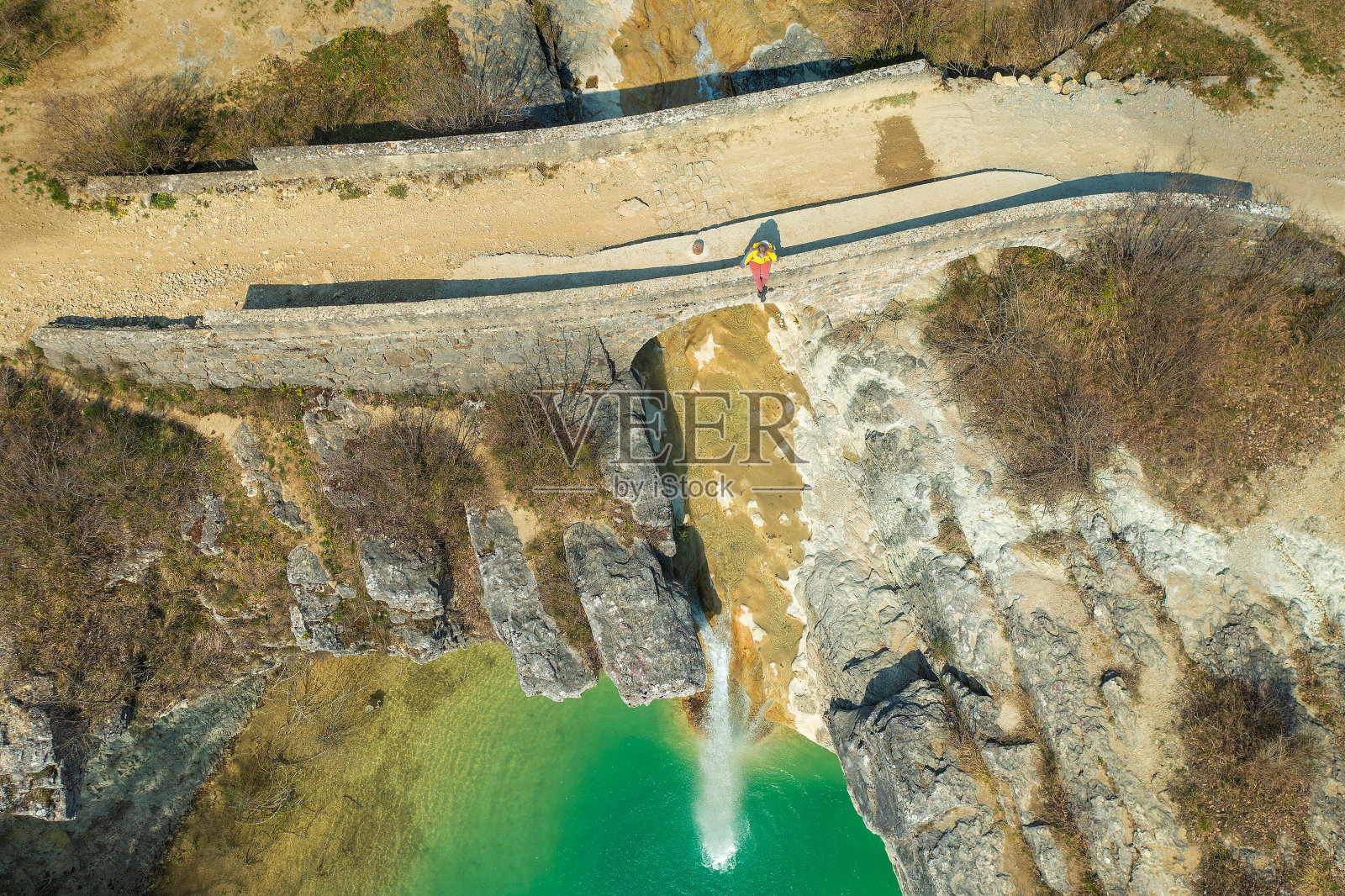 克罗地亚伊斯特拉的索波特瀑布和石桥的鸟瞰图照片摄影图片