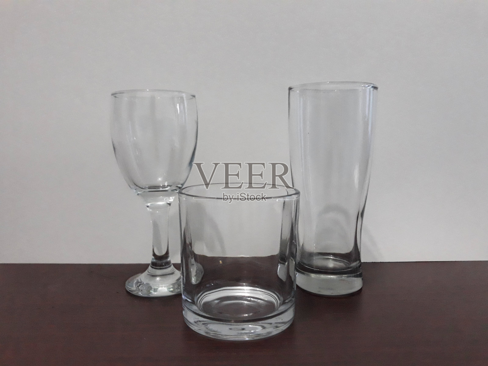 一杯咖啡,有大玻璃杯,高球杯和老式杯子,放在木桌上。有选择性的重点照片摄影图片