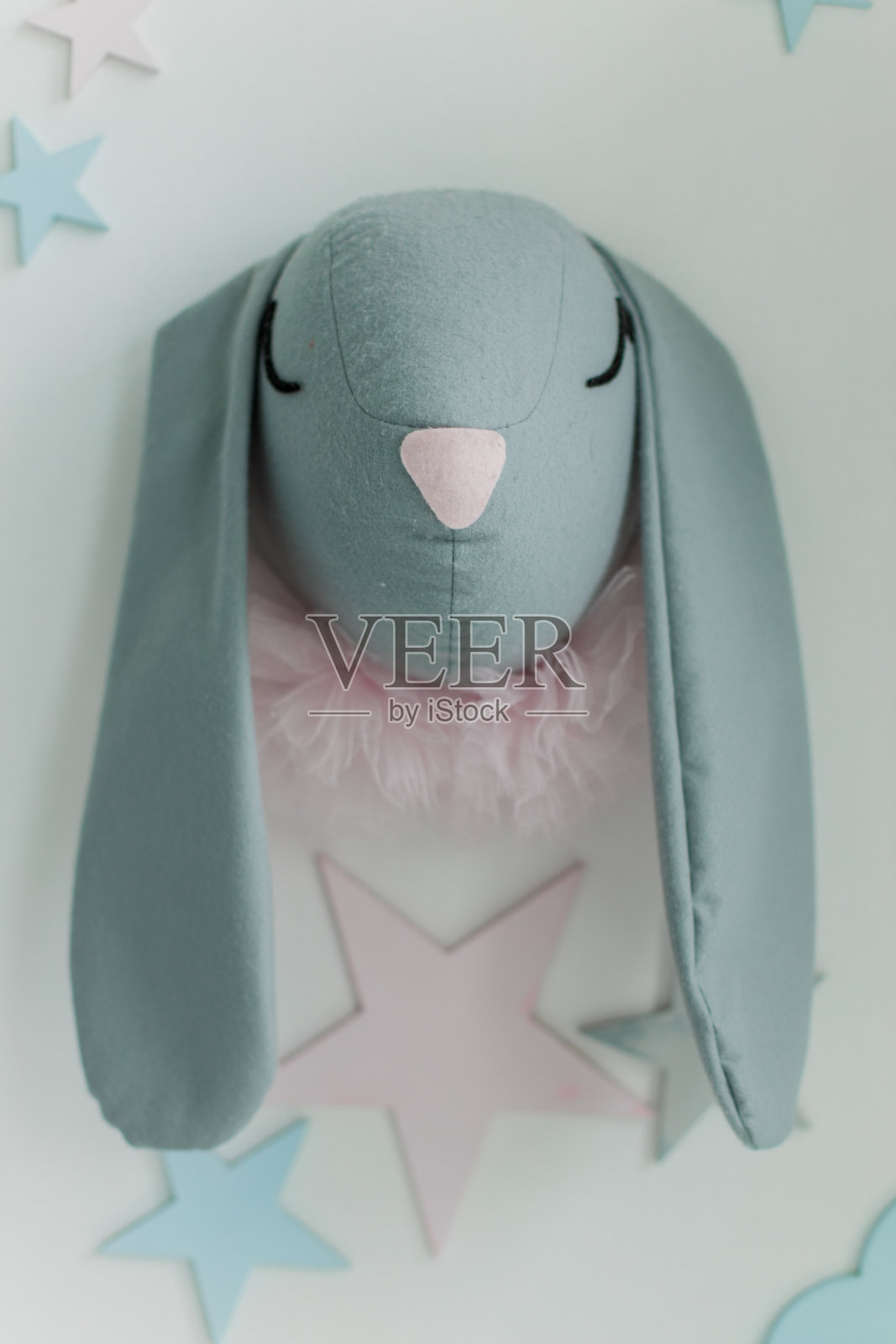 一个柔软的兔子玩具挂在孩子们房间的墙上照片摄影图片