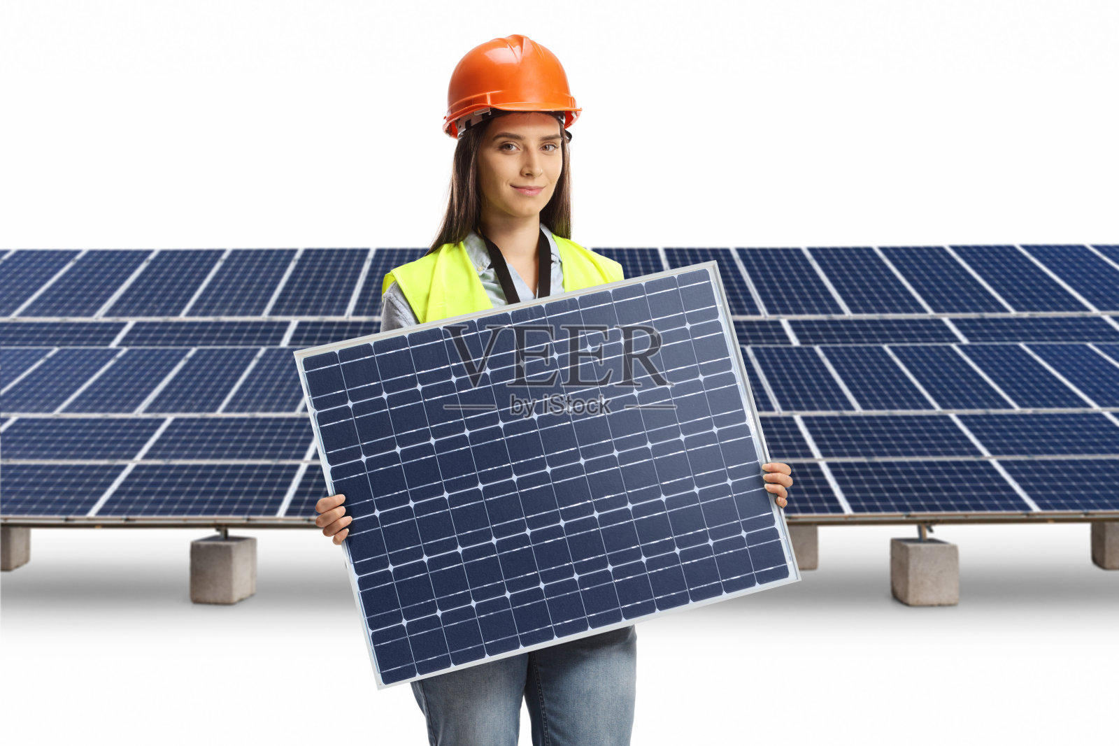 年轻的女工程师在太阳能农场拿着光伏板照片摄影图片