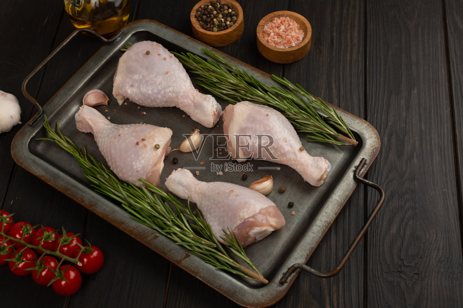 生鸡腿,辣鸡腿,铁锅,深色背景照片摄影图片