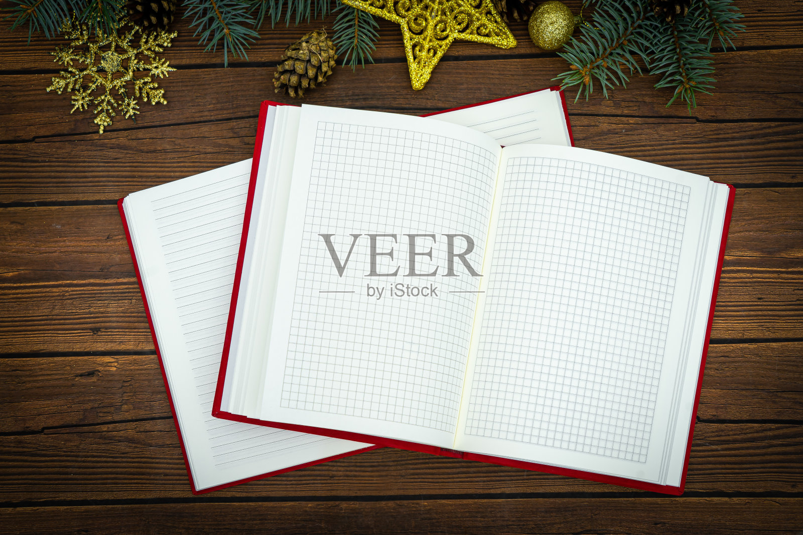 Cristmas礼物。笔记本作为圣诞礼物。接近一个空白天鹅绒蓬松笔记本上的黑色背景与修剪路径照片摄影图片