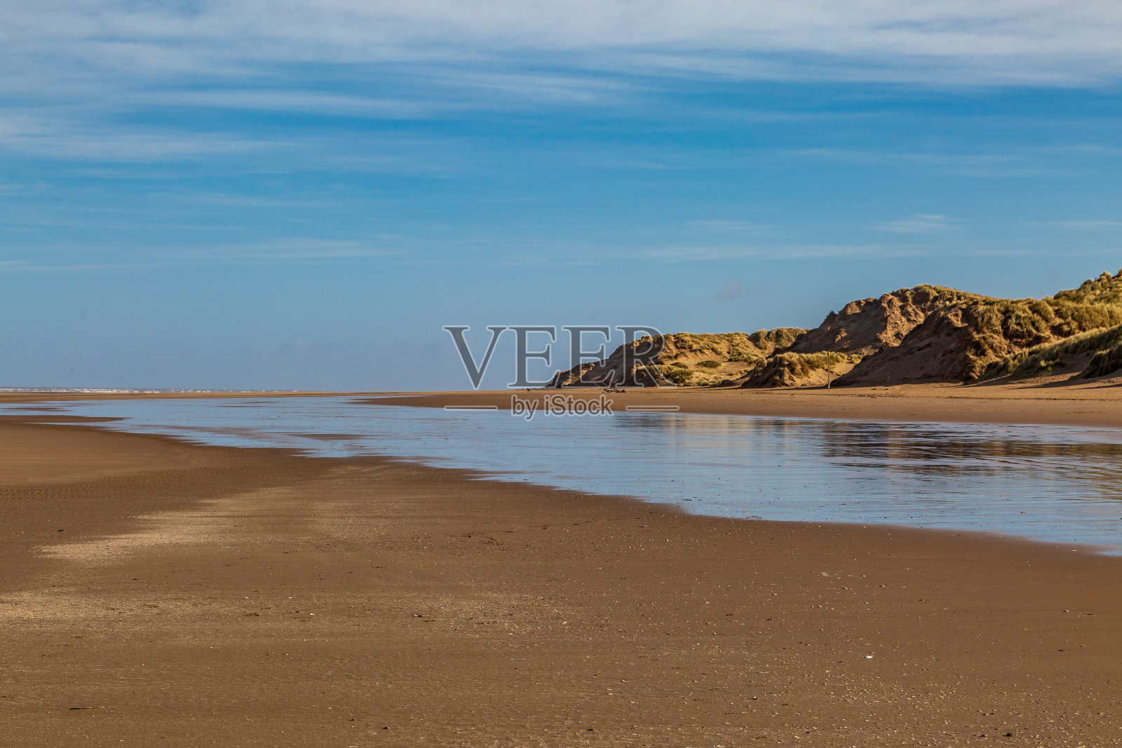 阳光明媚的早晨,福姆比海滩的景色照片摄影图片