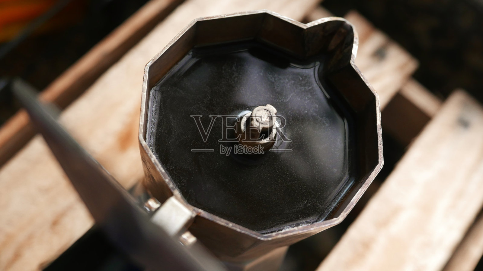 咖啡的一天。咖啡壶顶部视图。可以喝的黑咖啡。在家煮咖啡照片摄影图片