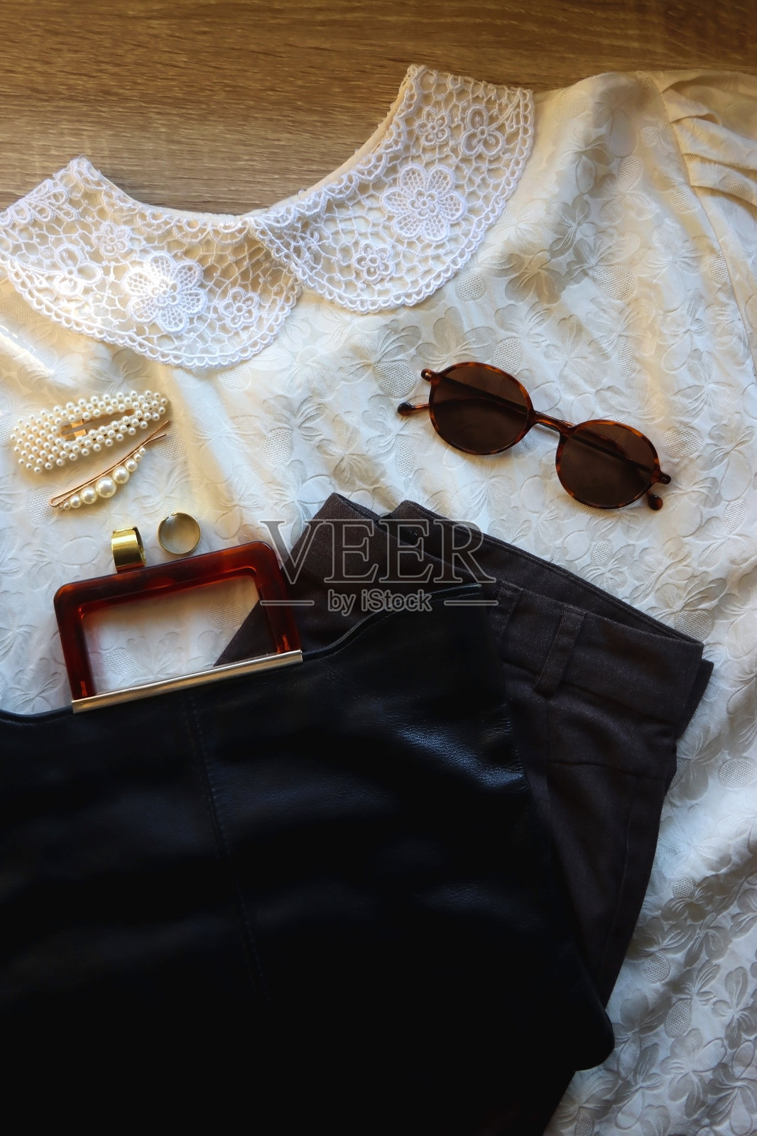 复古衬衫,灰色裤子和配件照片摄影图片