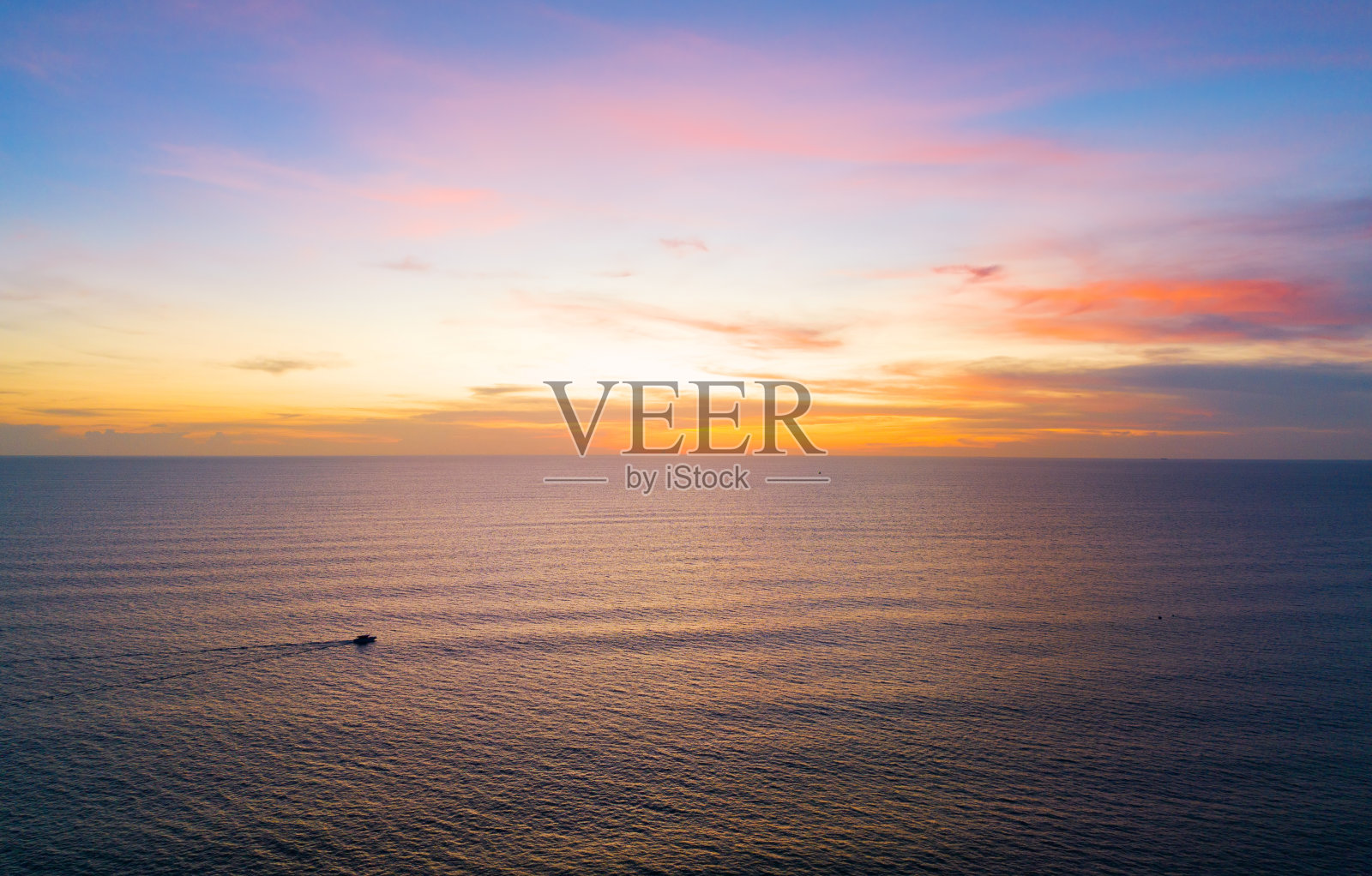 美丽的海在日落或日出轻天空在夏季的海洋,图像来自无人机相机,惊人的海浪海洋日落天空背景照片摄影图片