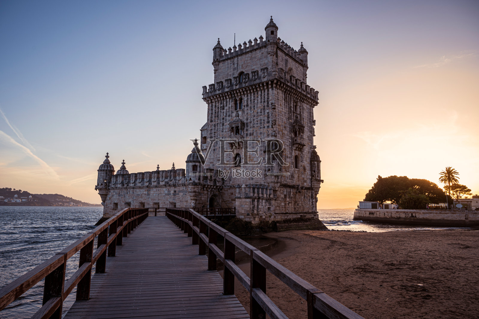 贝伦塔日落在里斯本,葡萄牙照片摄影图片