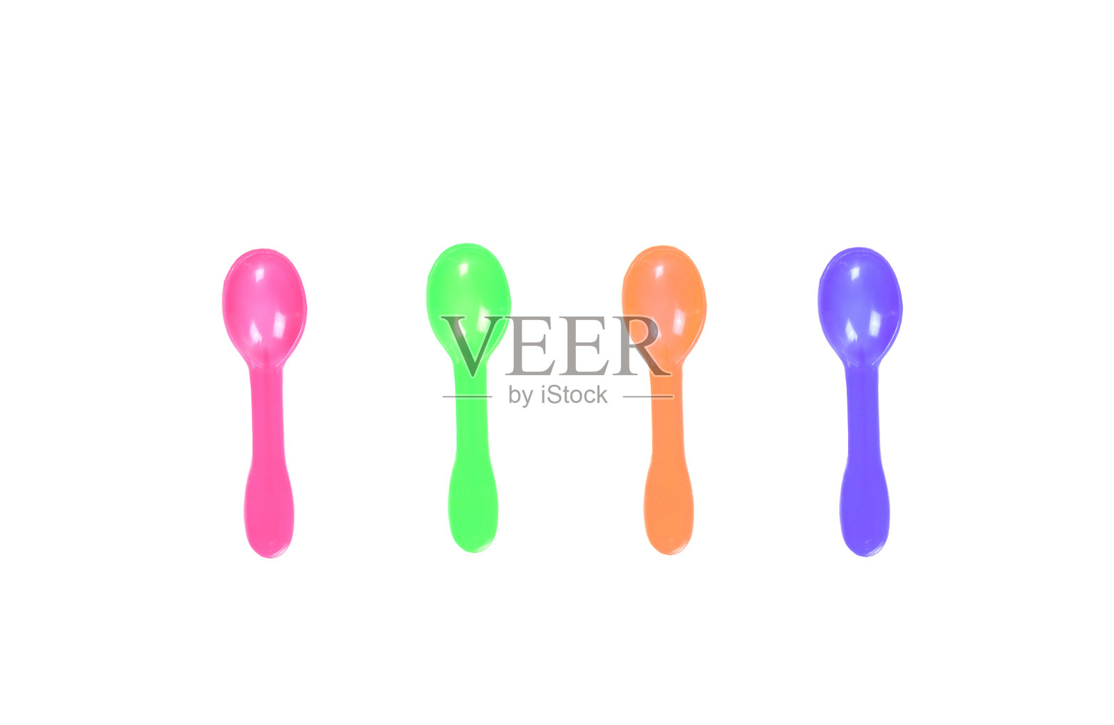 白色背景的塑料冰淇淋勺子。照片摄影图片