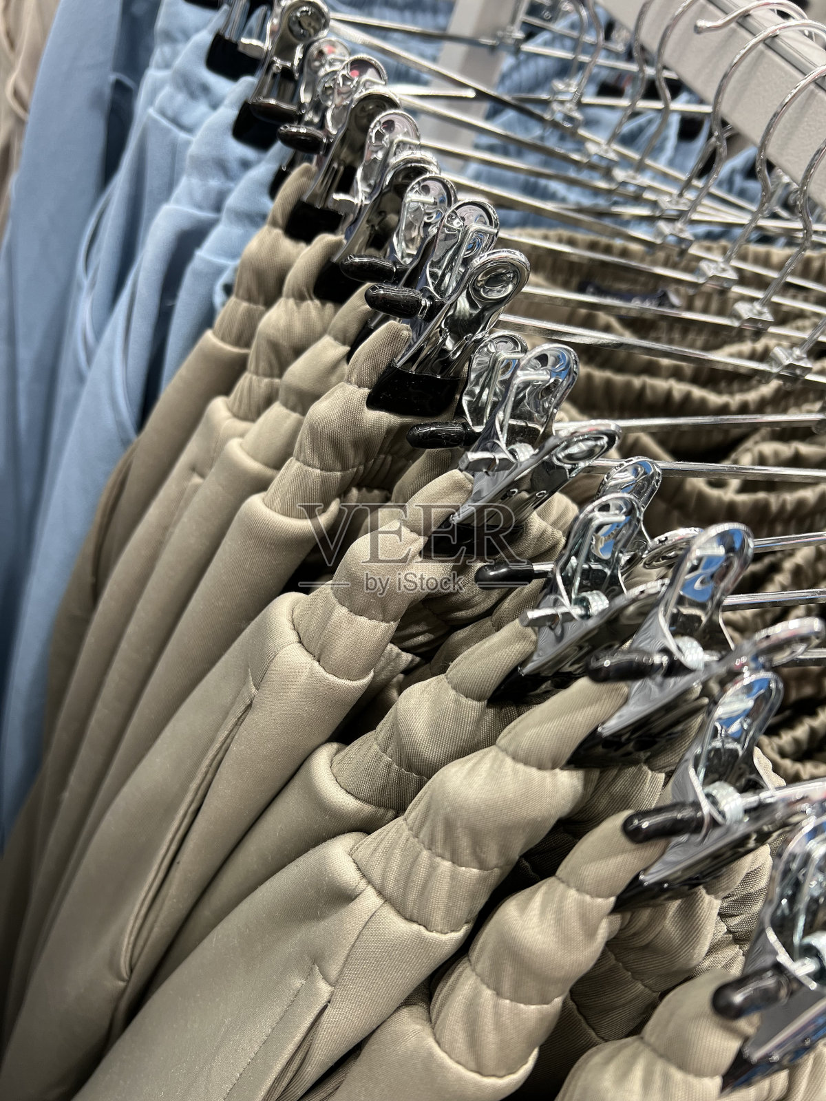 夏女购物。衣架店。商店橱窗里各式各样的衣服。照片摄影图片