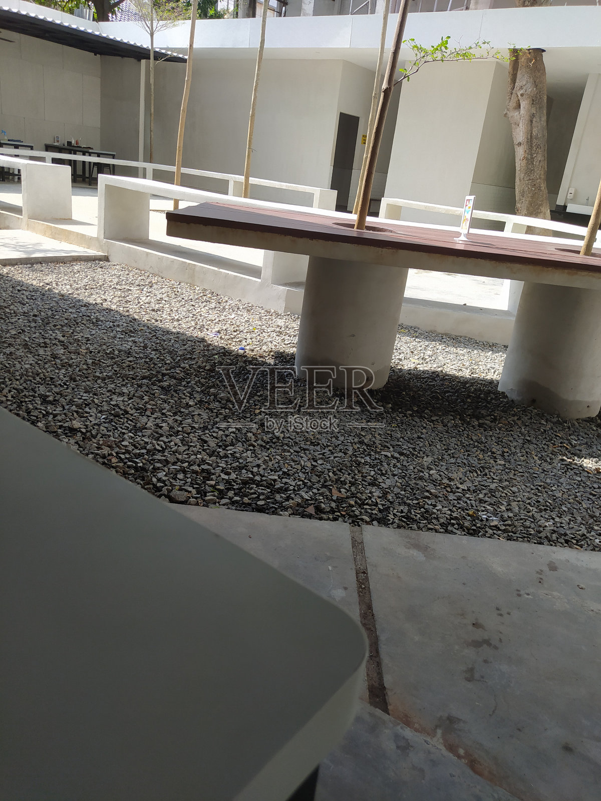 咖啡馆里的室外水泥桌子照片摄影图片