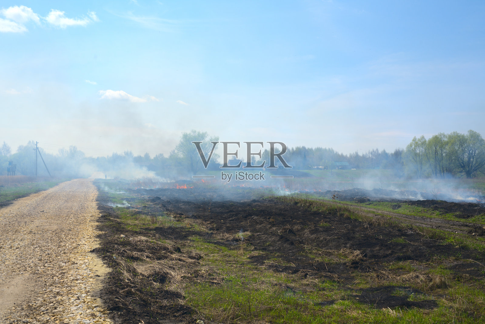 每年在俄罗斯地区焚烧草。春天和蓝天照片摄影图片