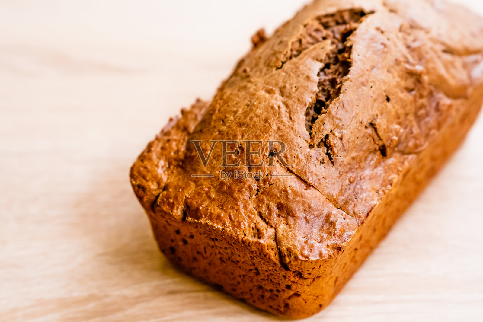 美味的自制巧克力蛋糕放在木桌上照片摄影图片