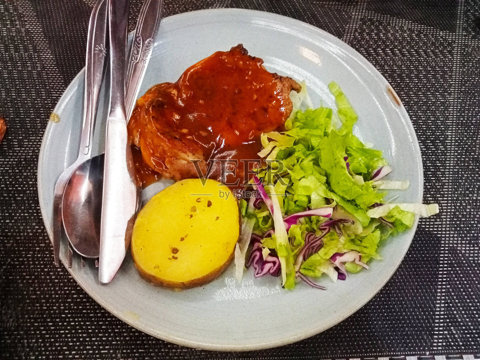 盘装鸡肉排照片摄影图片