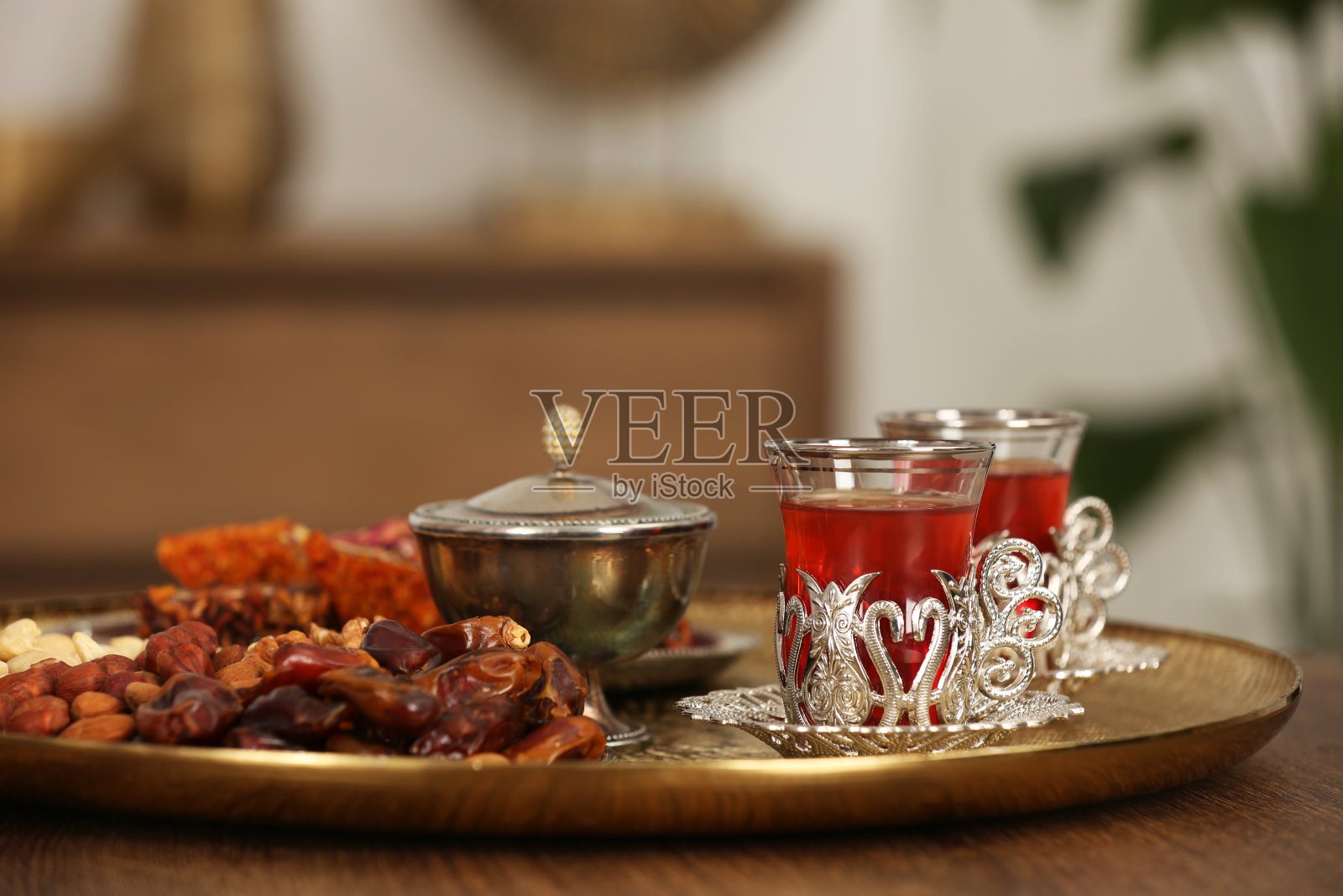 在室内,木桌上摆放着美味的土耳其茶和东方甜点,为文字留出空间照片摄影图片