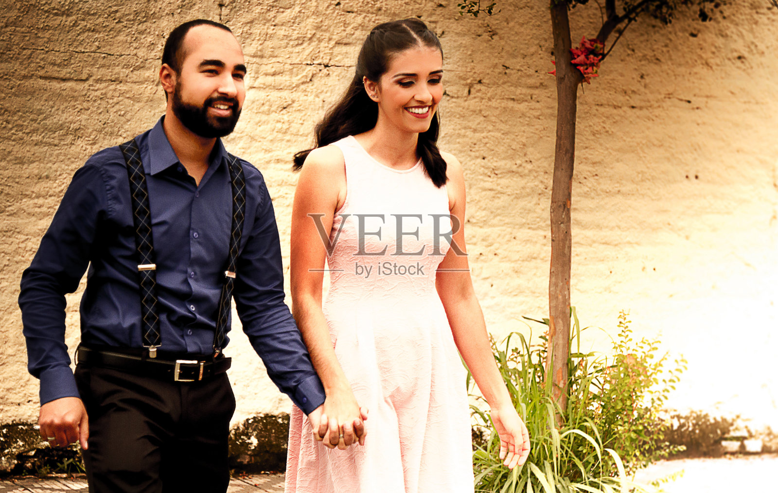 新婚夫妇在婚礼旅行-旅行的生活方式照片摄影图片