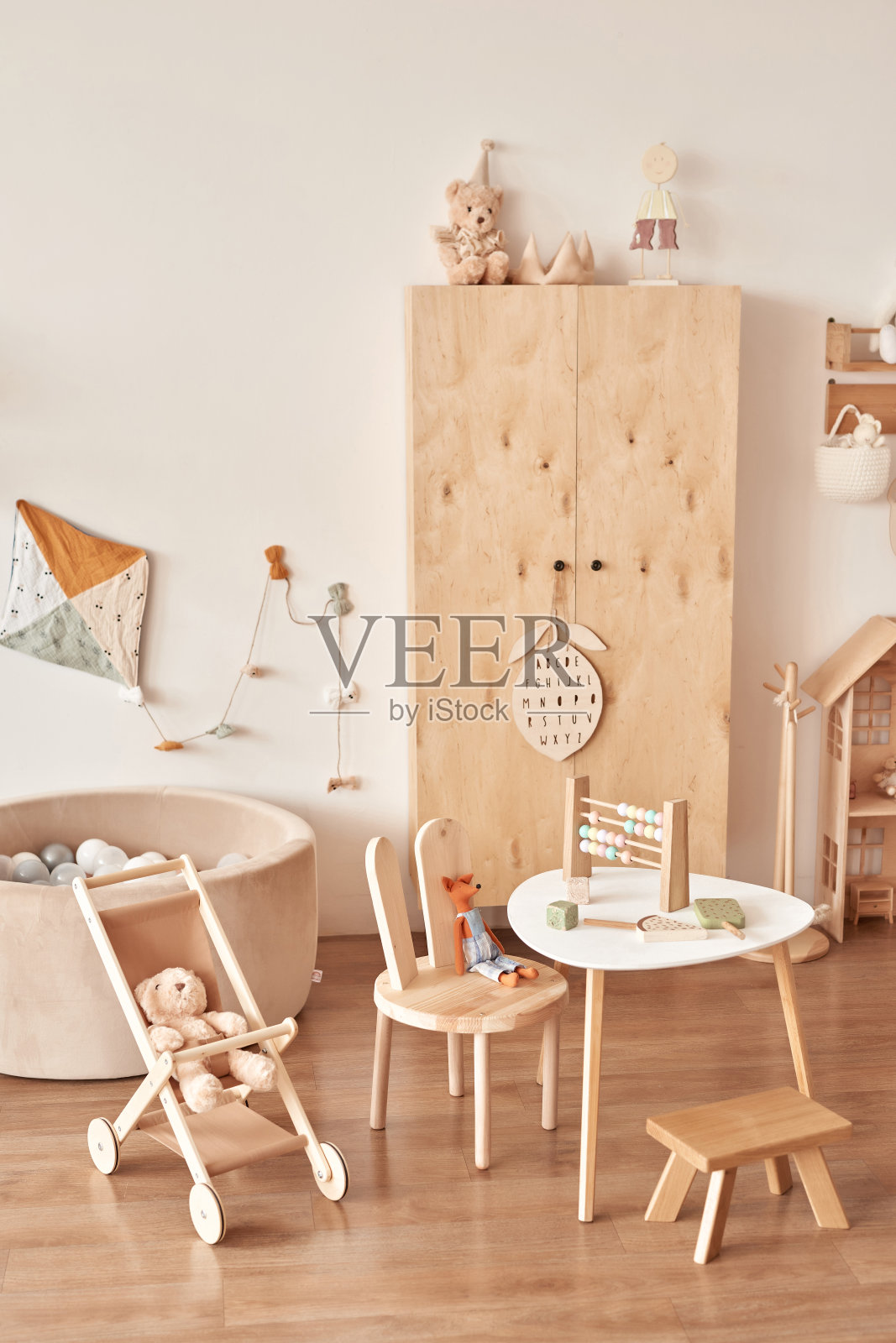 儿童教育木制玩具。育婴室装饰。游戏室。木制婴儿车,桌子,椅子照片摄影图片