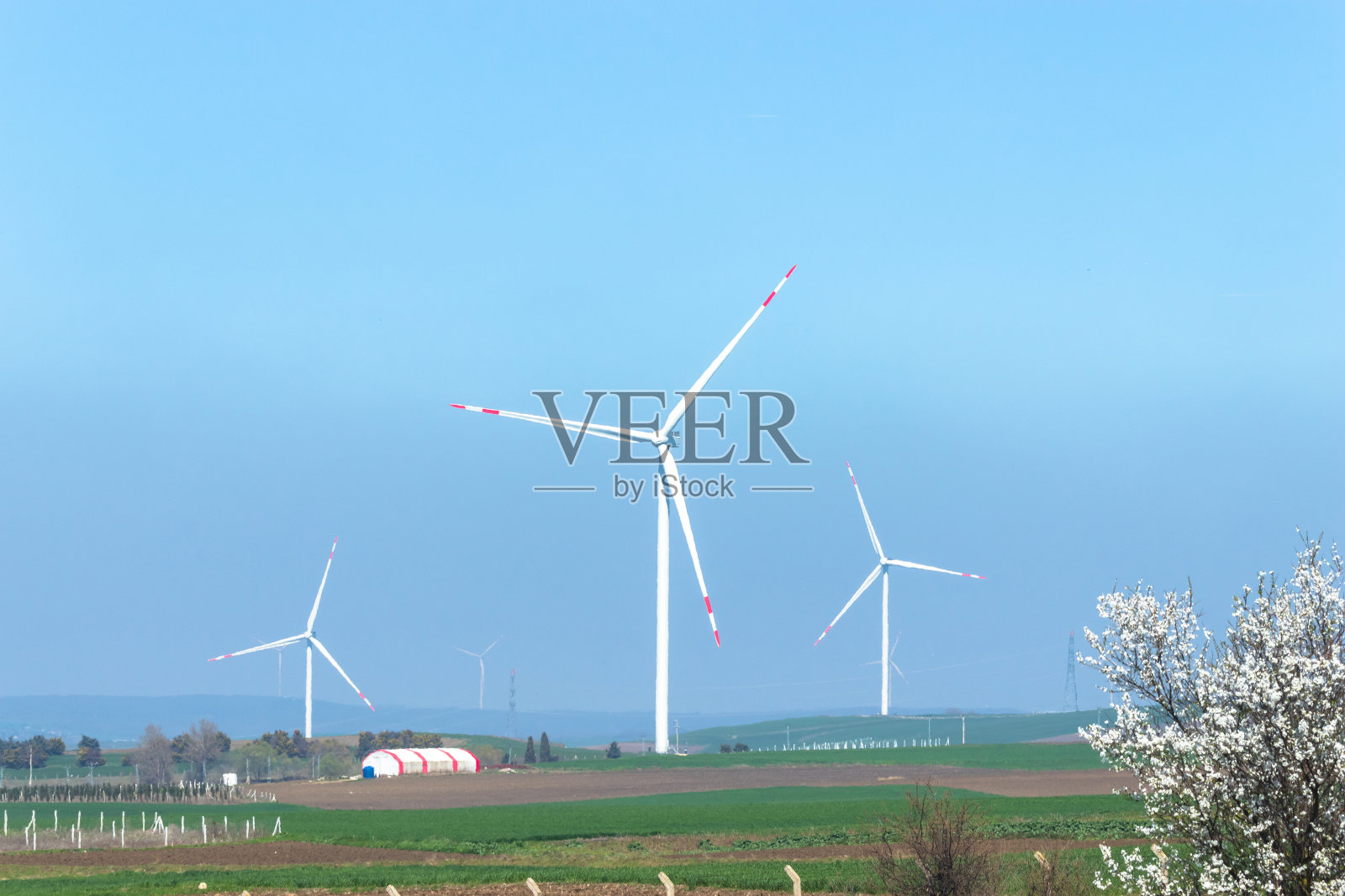 风力涡轮机利用风力发电,在大自然中,天空湛蓝清澈照片摄影图片