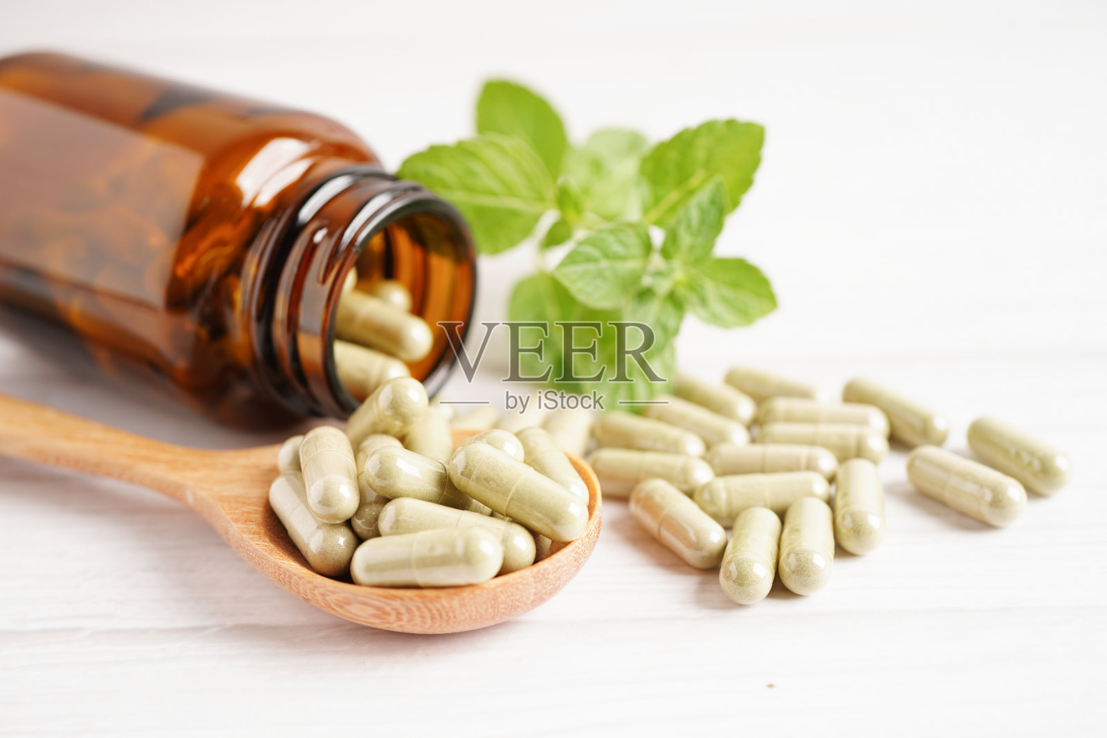 草药有机胶囊以维生素E、欧米茄3鱼油、矿物质、草药叶为药物的天然补品,健康美好生活。照片摄影图片