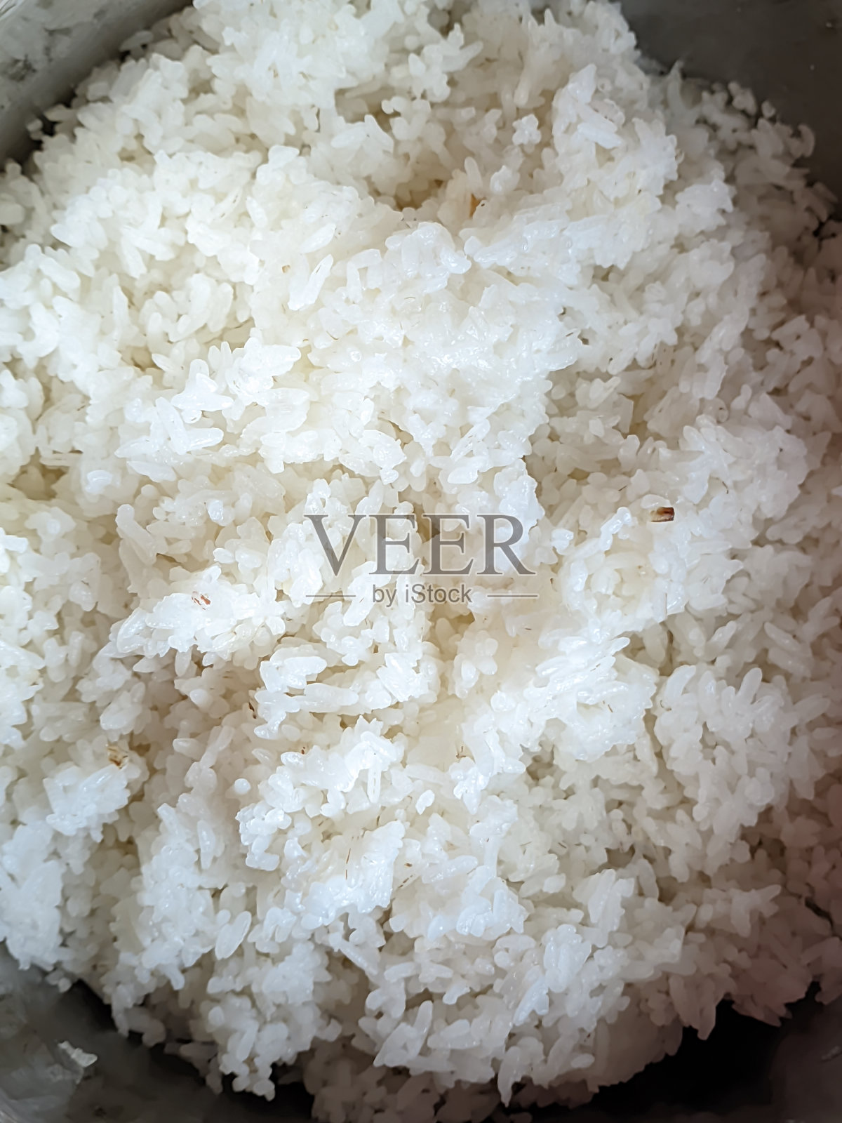 米饭在电饭锅的容器里,米饭是印度尼西亚典型的主食照片摄影图片