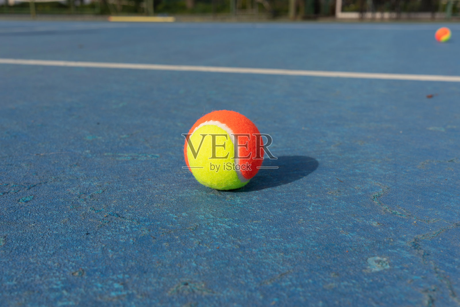 五颜六色的网球。照片摄影图片